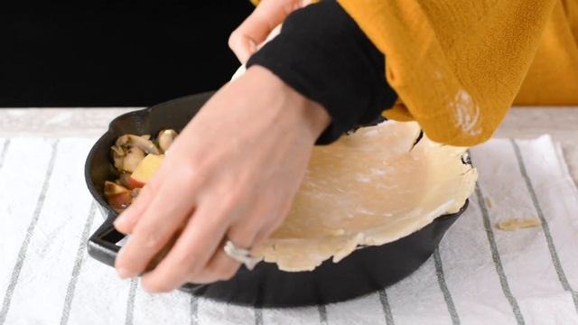 Mushroom, Apple and Blue Cheese Skillet Pie | Produce Made Simple смотреть онлайн