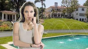 Как живёт Анджелина Джоли и сколько он зарабатывает