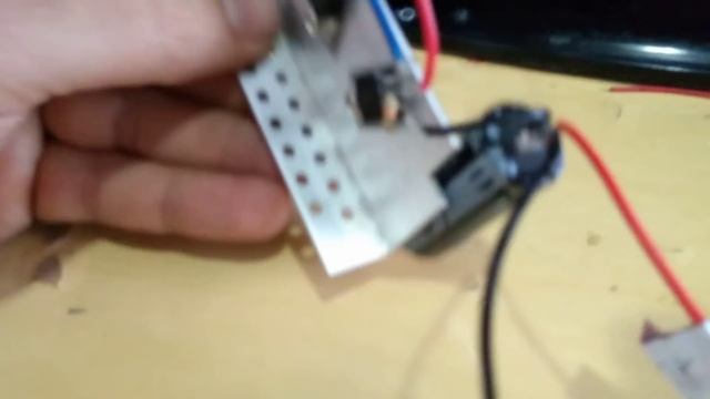 Como fazer um amplificador de som ULTRA POTENTE usando 2 transistores NPN um capacitor e um resisto смотреть онлайн