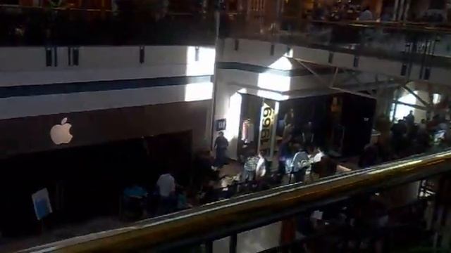 BIG QUEUE AT THE APPLE STORE!!!!! смотреть онлайн