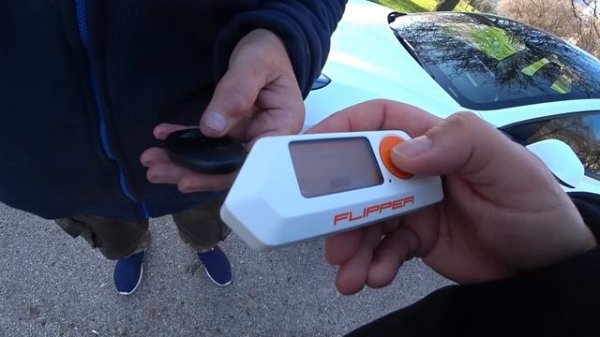 Flipper Zero - małe urządzenie hakerskie