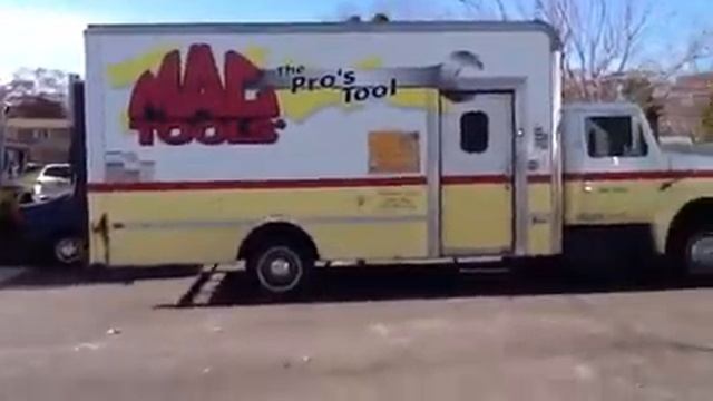 2001 International 4700 18 Mac Tools truck смотреть онлайн