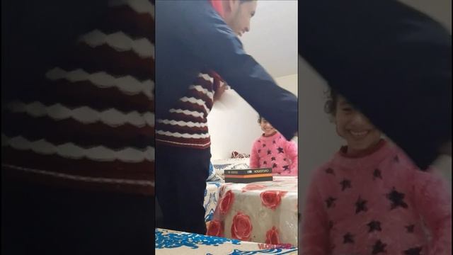 شريت طابليت كادو ل بنت صغيرة ودرتها ليها تحت المخدة مفاجئة شوفو ردة الفعل ديالها فاش شافتها تصدمات😱 смотреть онлайн