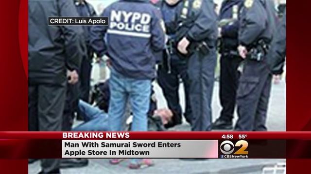 Man Swings Sword In Apple Store смотреть онлайн