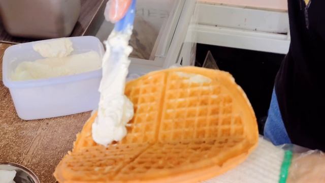 Apple Jam Whipped Cream Waffle - Korean street food смотреть онлайн