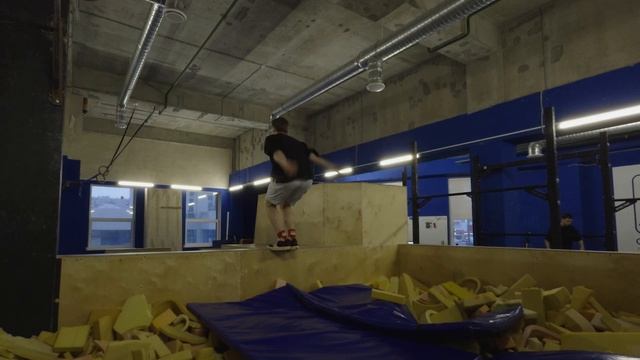 Винты, связки, тренировка трюков в зале | паркур влог смотреть онлайн