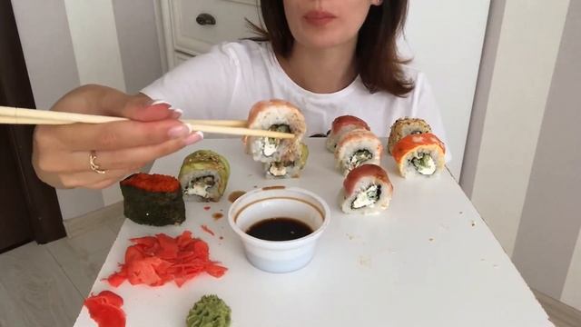Eating sounds / sushi rolls (no tanking) ASMR суши роллы 🍣🍱 смотреть онлайн