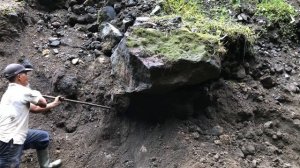 Строительство, некоторые шахтёры безрассудны  сбрасывая камни