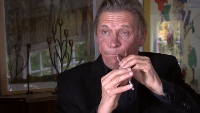 Peter Bastian, pipeti üflemeli bir çalgı gibi kullanıyor... (İç yakan bir müzik eşliğinde) смотреть онлайн