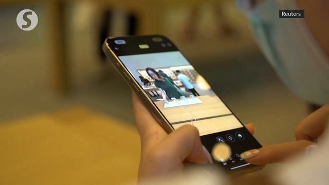 Despite China’s iPhone ban, buyers and scalpers are flocking to Apple Stores смотреть онлайн