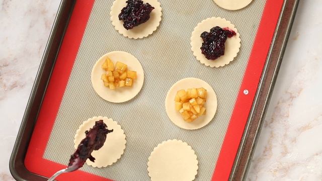 Apple or Blueberry Hand Pies смотреть онлайн