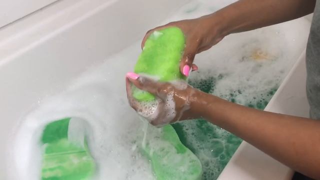 The Ultimate Green Bubble Bath/ASMRsqueeze смотреть онлайн