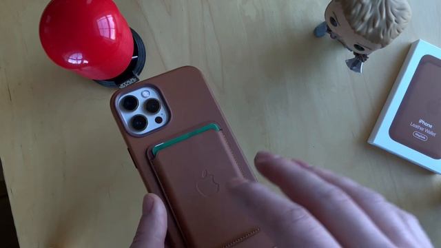 Apple Leather Wallet With MagSafe Unboxing and Review смотреть онлайн