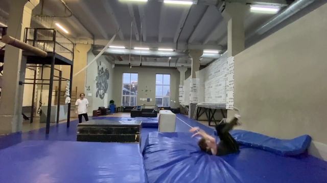 Тренировка паркура и фрирана в зале. Упал и травмировался смотреть онлайн
