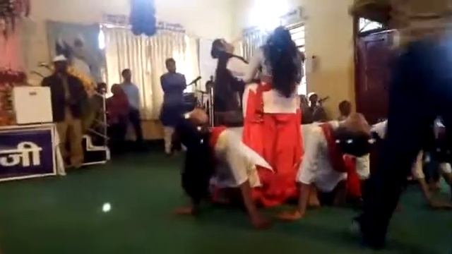 Bande Hi Ham Unkey Reena and group смотреть онлайн