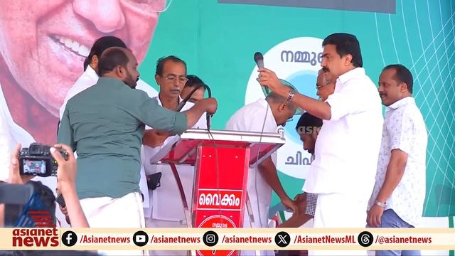 പ്രസംഗിക്കുന്നതിനിടെ മൈക്ക് ഒടിഞ്ഞുവീണു, പക്ഷേ മുഖ്യമന്ത്രി കൂളാണ് смотреть онлайн