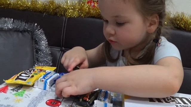 Настя играет в Квест-пазл / Сюрприз в окне 0+