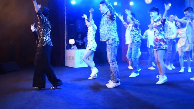 Jin Xing Leads a Live Performance of "Little Apple" 金星脱口秀剧场版的广场跳舞! смотреть онлайн