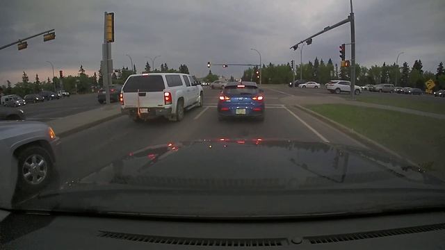 Lightning bolt lights up the sky in North Edmonton смотреть онлайн