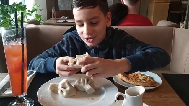 Пробуем хинкали и хачапури смотреть онлайн
