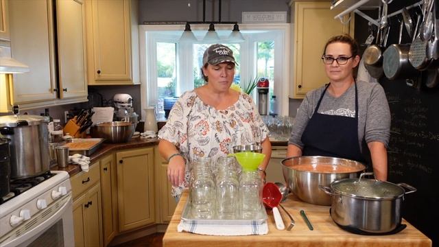 We turned SIX BUSHELS of Apples into 100 jars of applesauce! смотреть онлайн