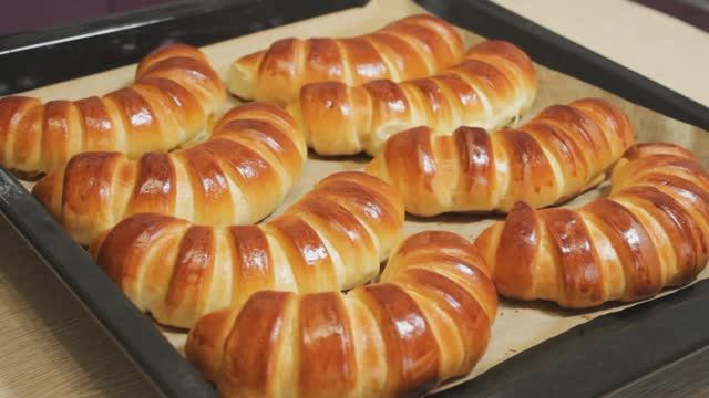 Булочки на завтрак Рогалики из ночного теста смотреть онлайн