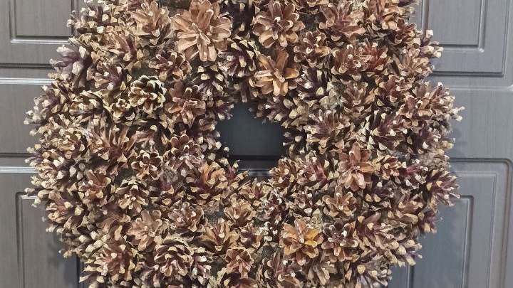 Декоративный венок из шишек. Осенняя поделка в сад. Поделки из шишек. Осенний венок своими руками смотреть онлайн