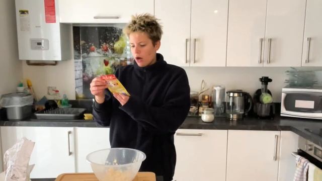 i don’t belong in the kitchen (apple crumble from hell) смотреть онлайн