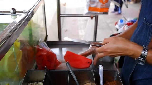 Unique fruit cutting skills in Thailand. Guava, Watermelon and Rose Apple. Foodie Street Food. смотреть онлайн