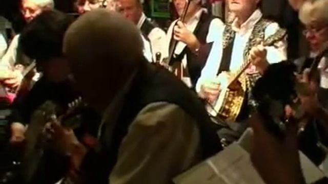 Düsseldorfer Banjo Club "In The Shade Of The Old Apple Tree" смотреть онлайн