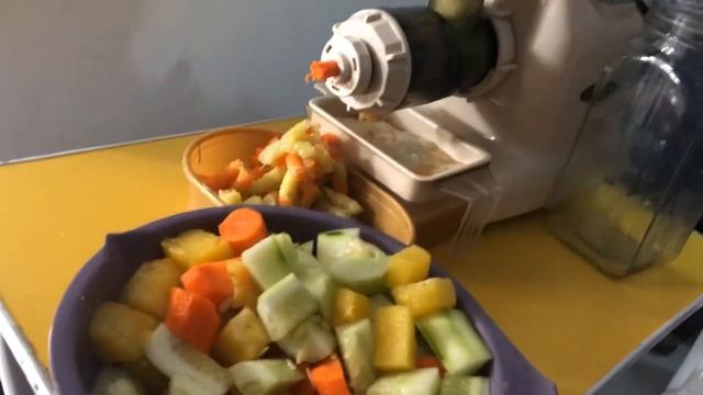 How to make fresh juice | Carrots, Cucumber, Apple, Pineapple, Yacon | Juicing смотреть онлайн