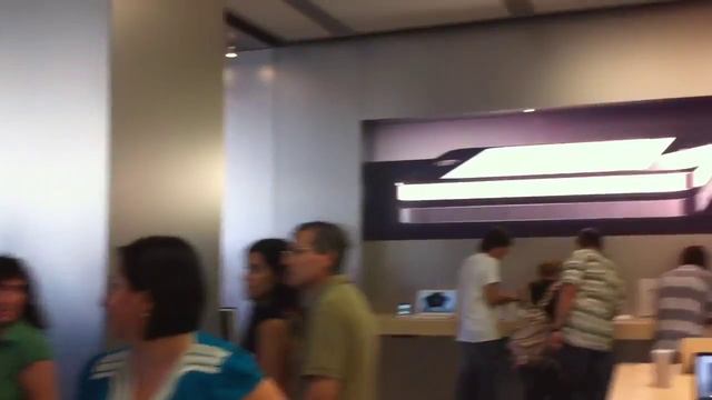 Entrando en la Apple Store de Barcelona смотреть онлайн