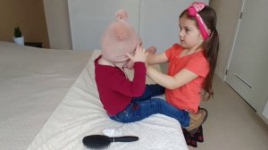 Одеваю сестренку / Dressing up my little sister / Larin Vlog