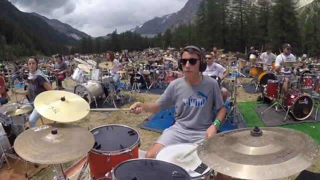 #Rockin 1000 (2017) Fabio Filippi Drum "Power Medley" (Official Music) смотреть онлайн