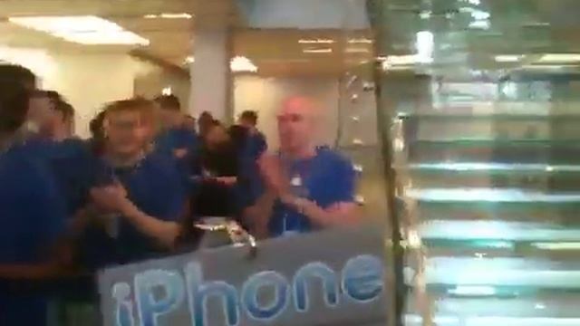 DAY ONE iPhone 4: ingresso trionfale all'Apple Store di Londra - iPhoneItalia смотреть онлайн