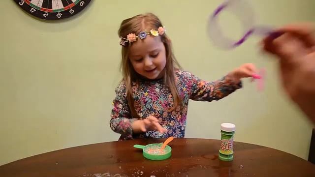 АЛИСА ИГРАЕТ мыльными ПУЗЫРЯМИ С ПАПОЙ.Новая игрушка.ALICE IS PLAYING SOAP BUBBLES WITH PAPO. смотреть онлайн