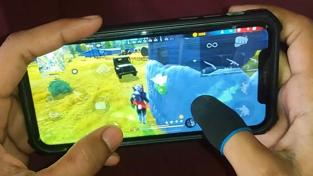 IPhone 11 Handcam solo vs squad full gameplay🔥 poco x3 pro 🤔 iPhone 11 free fire смотреть онлайн