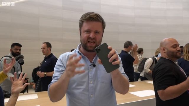 iPhone 11 Pro: Hands-on with Apple's new devices - BBC News смотреть онлайн