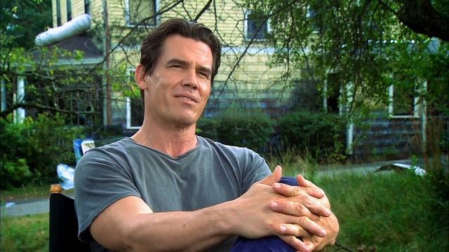 Labor Day: Josh Brolin "Frank" On Set Interview | ScreenSlam смотреть онлайн