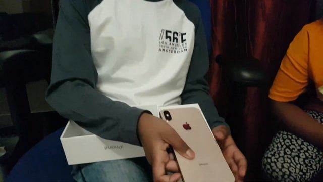 iPhone Xs Max funny Unboxing смотреть онлайн