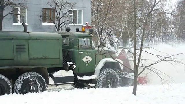 Soviet snow blower DE-210/ZIL-131 in action смотреть онлайн