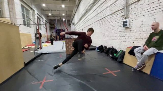КРУТАЯ ПАРКУР и ФРИРАН ТРЕНИРОВКА в зале! [паркур влог] смотреть онлайн