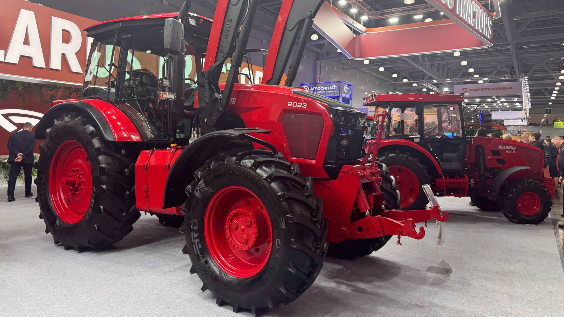 Новый Беларус-2023 с погрузчиком Турс-2500 на Агросалоне 2024 смотреть онлайн