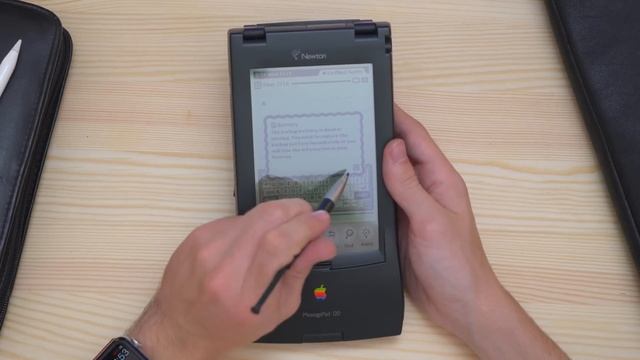 APPLE NEWTON UNBOXING - Un iPhone di 25 ANNI FA! смотреть онлайн