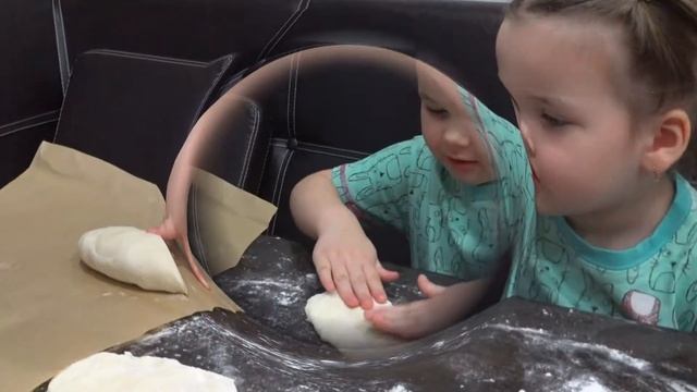 Пироги с [капустой] и с [яблоками] НАСТЯ учится готовить DIY 0+