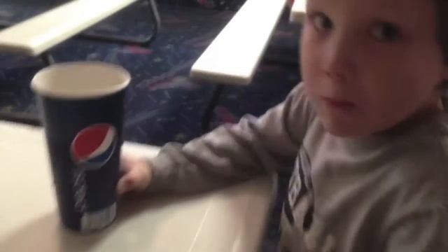 FIRST TIME ROLLER SKATING! смотреть онлайн