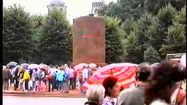 25 августа 1991 г. Рига. Снесли памятник Ленину смотреть онлайн