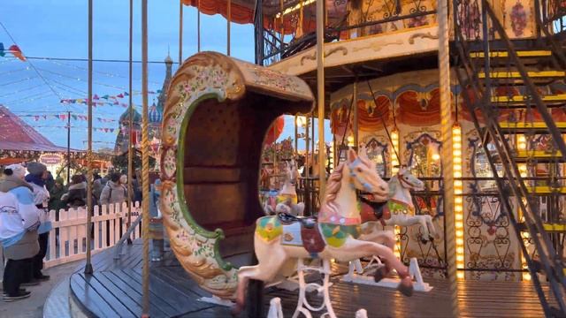 Winter fair near State Department Store | 4K Moscow walk (Jan 2023) смотреть онлайн