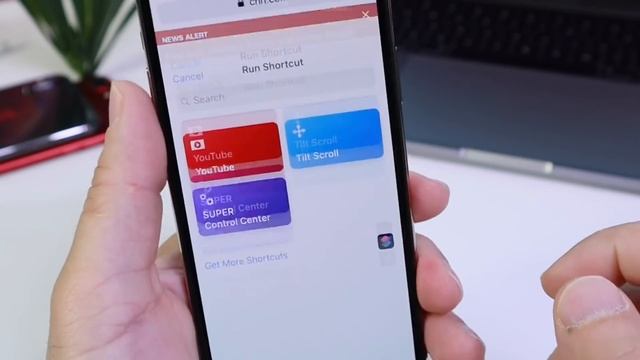 Tilt to Scroll Siri Shortcut for iOS 12 смотреть онлайн