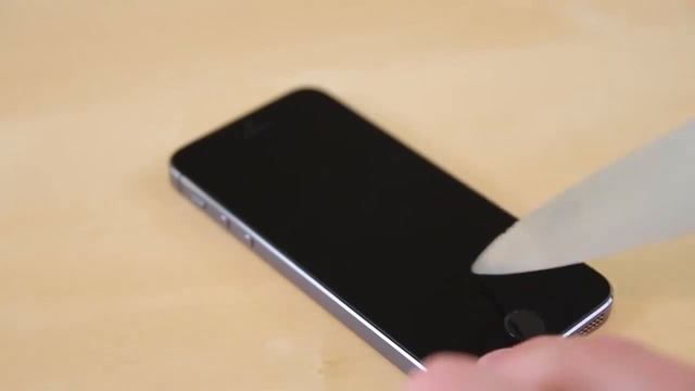 Apple iPhone 5 e 5S - TESTE DE RESISTÊNCIA COM FACA, MARTELO E CHAVES смотреть онлайн